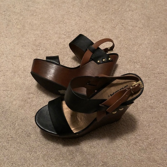 Black and Tan Wedges w/ Gold Accents - Picture 2 of 3